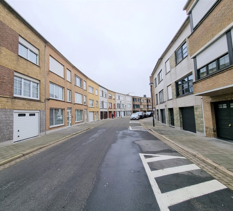 Charmant gelijkvloers appartement met stadskoer in hartje Heist 