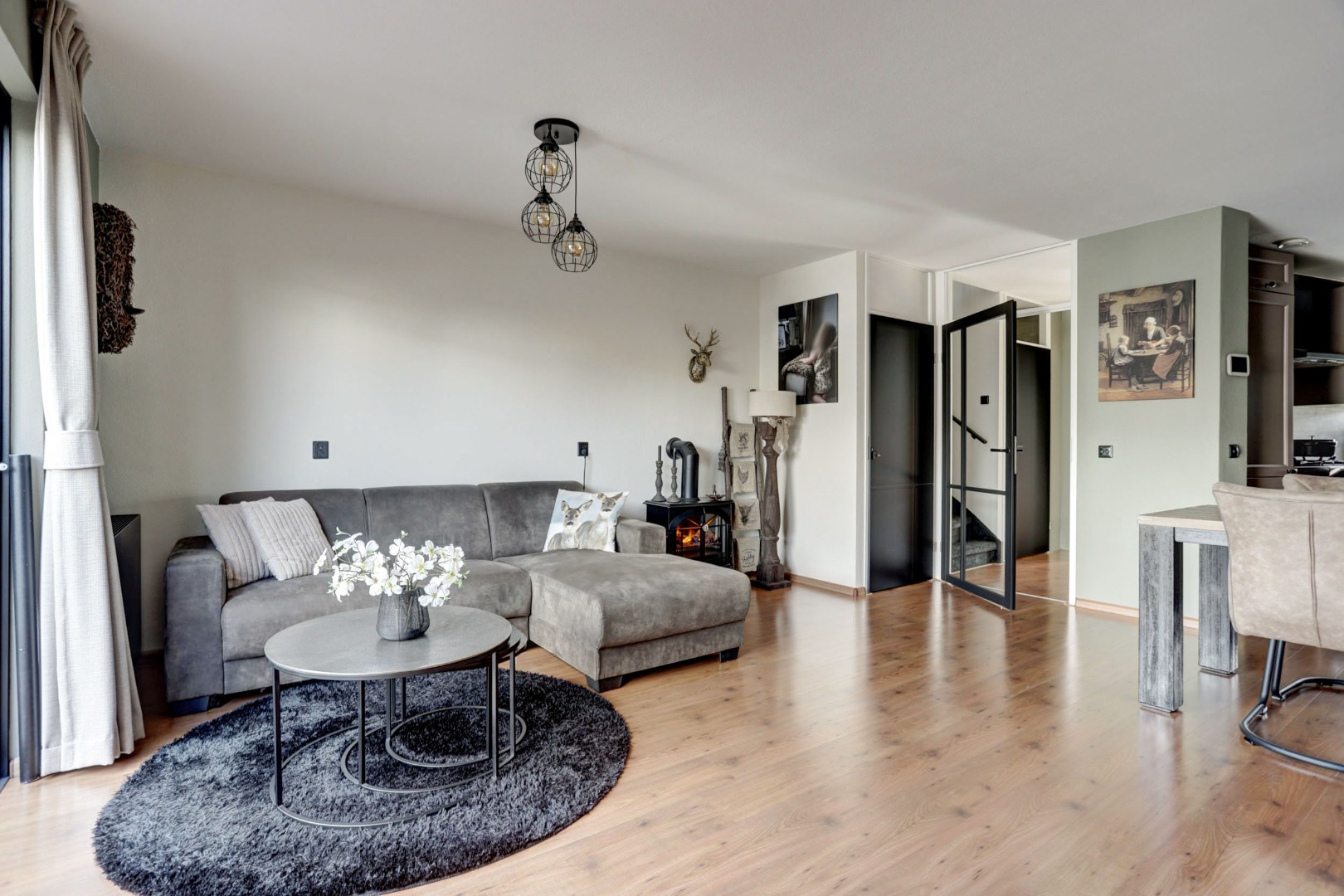 Energiezuinige (A-label) en uitstekend onderhouden 4-kamer tussenwoning met voor- en achtertuin met houten berging! 