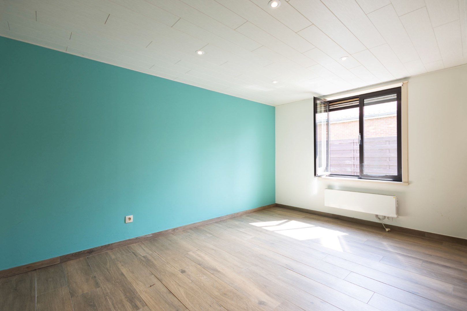 Bungalow met 2 slpks en bijgebouwen landelijk gelegen te Adegem 