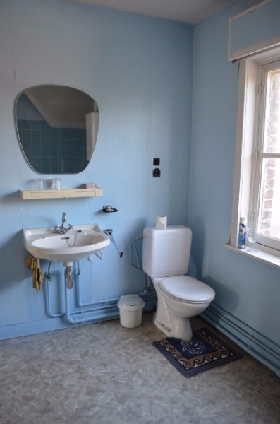 Te strippen / nieuw te bouwen woning en bijgebouwen op 906m² commercieel gelegen te Eeklo 