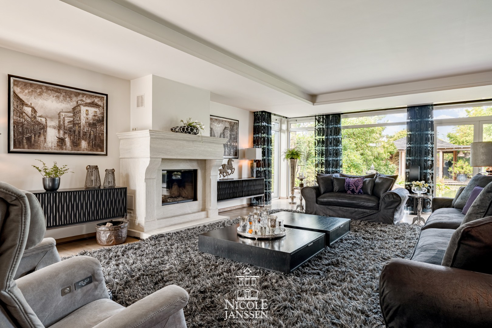 Leefruimte met zicht op de vijver