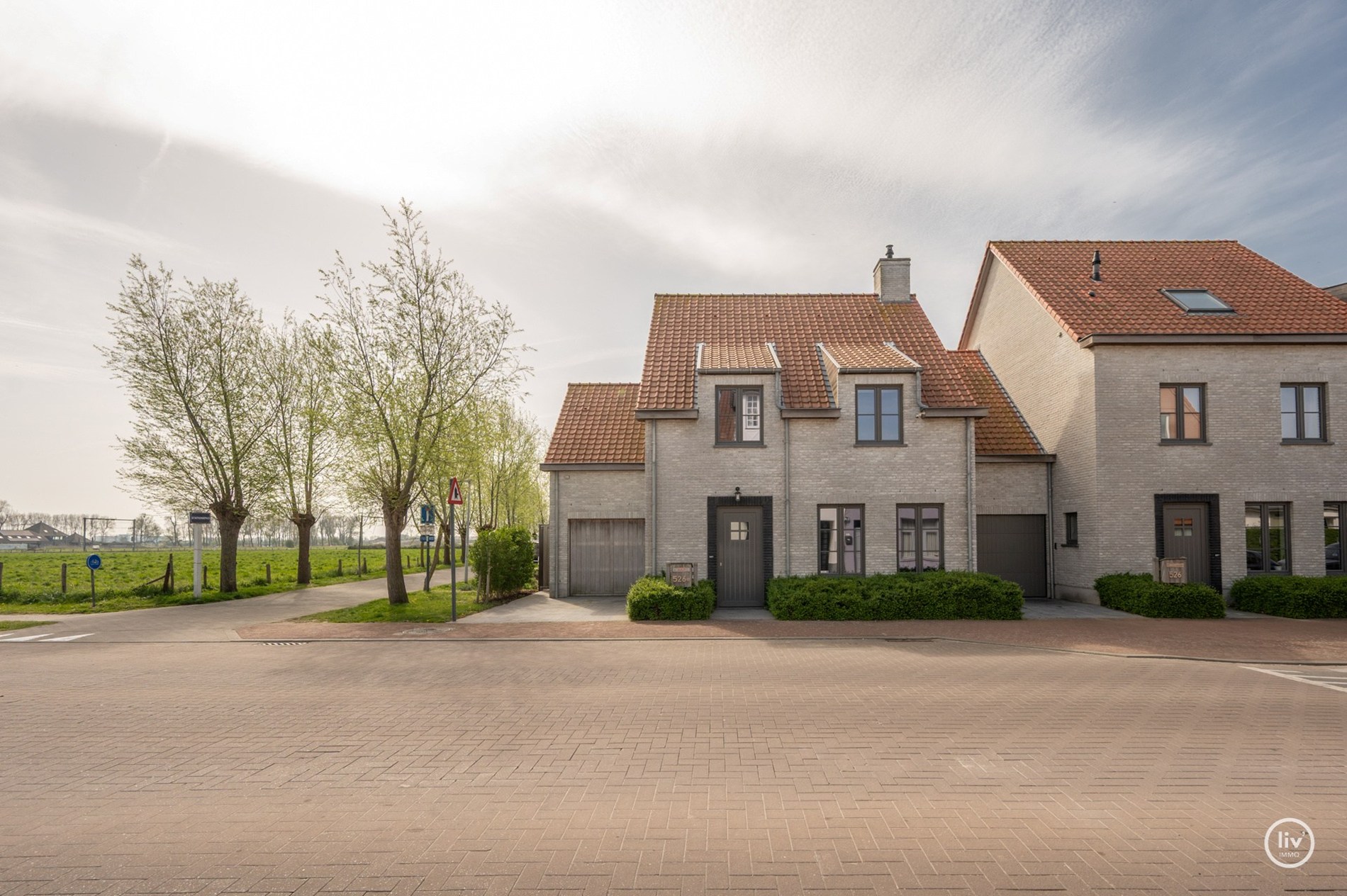 Prachtige halfopen woning met 5 slaapkamers en mooie tuin gelegen in Knokke. 