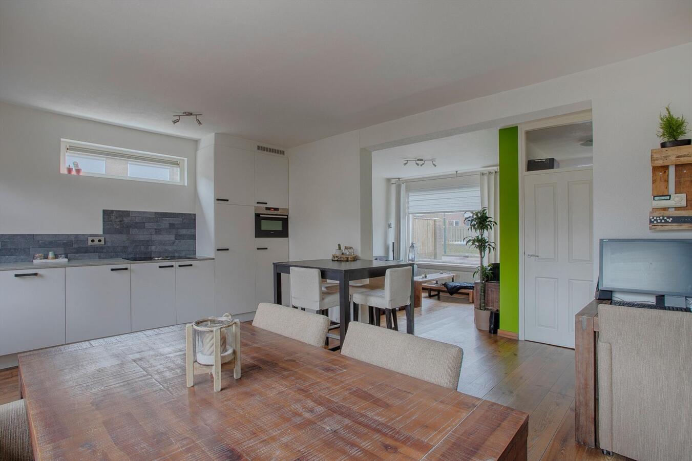 Halfvrijstaande woning met berging en vrije achterom gelegen in een rustige wijk in Bladel. 