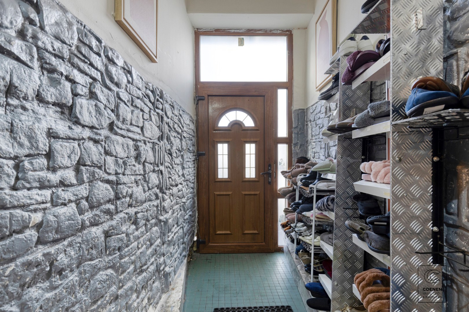 Ruime handelswoning, momenteel ingericht als handelsruimte en 2 appartementen op goede ligging te Antwerpen! 