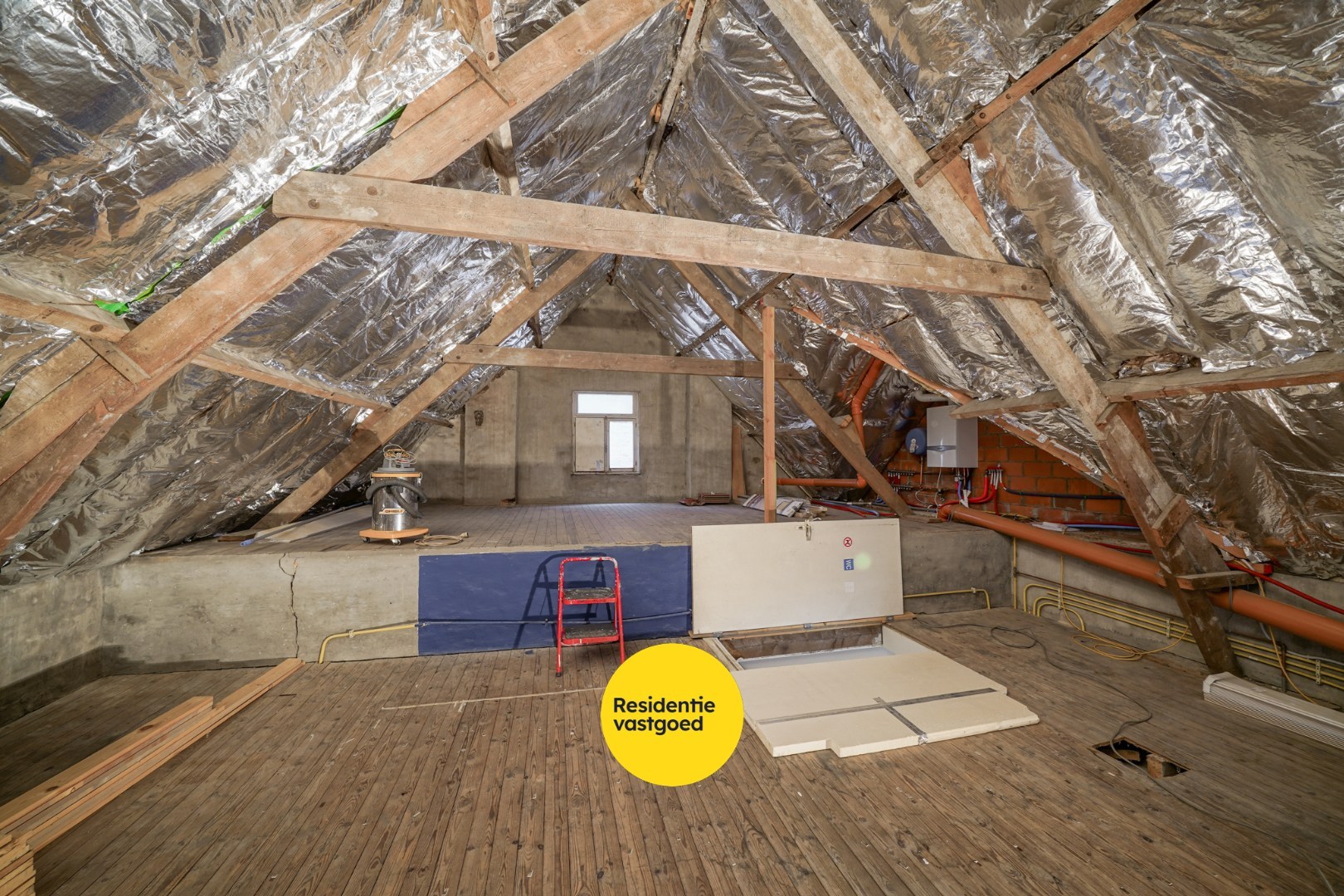 Alleenstaande woning op ruim perceel met vernieuwd woongedeelte en loods (80 m²) 