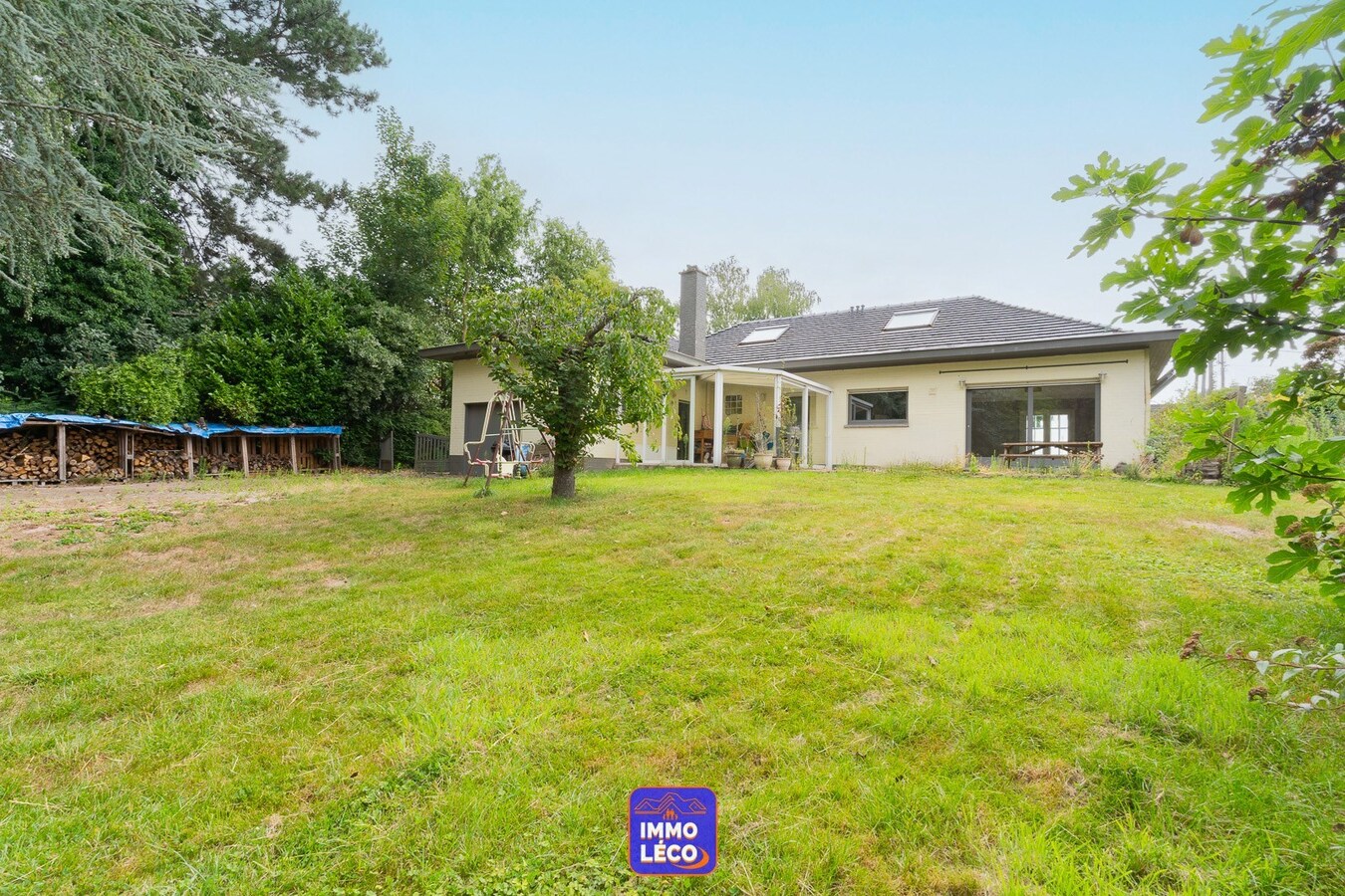 Villa "Semi Plain-Pied" érigée sur 2840m² avec grand étang, 2 garages &amp; parking privatif. 