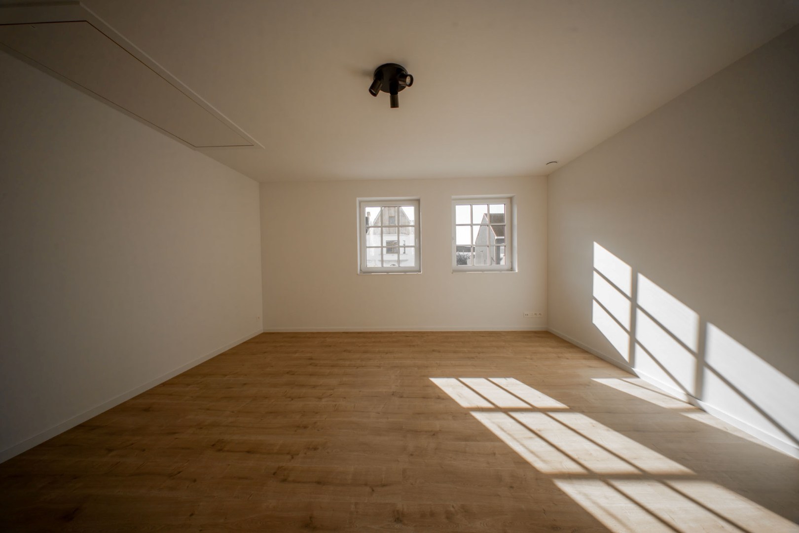 Stijlvolle en ruime nieuwbouwwoning met garage en tuin op 555 m² 