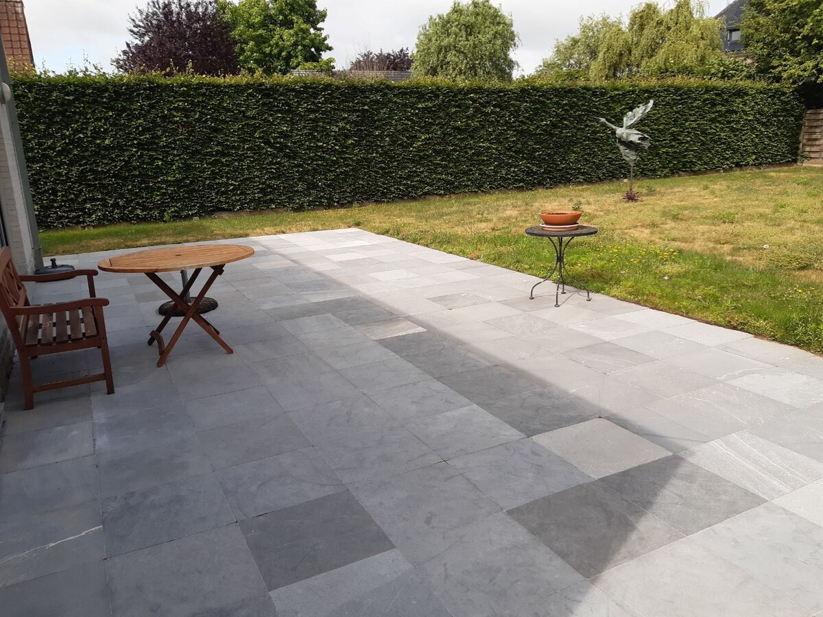 Recente, eigentijdse villa in doodlopende verkaveling ! 