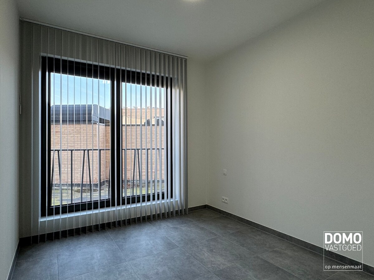 VOLLEDIG AFGEWERKT NIEUWBOUWAPPARTEMENT MET 2 SLAAPKAMERS, TERRAS, ONDERGRONDSE AUTOSTANDPLAATS EN KELDERBERGING IN RESIDENTIE "DE KWINT" TE ZONHOVEN 