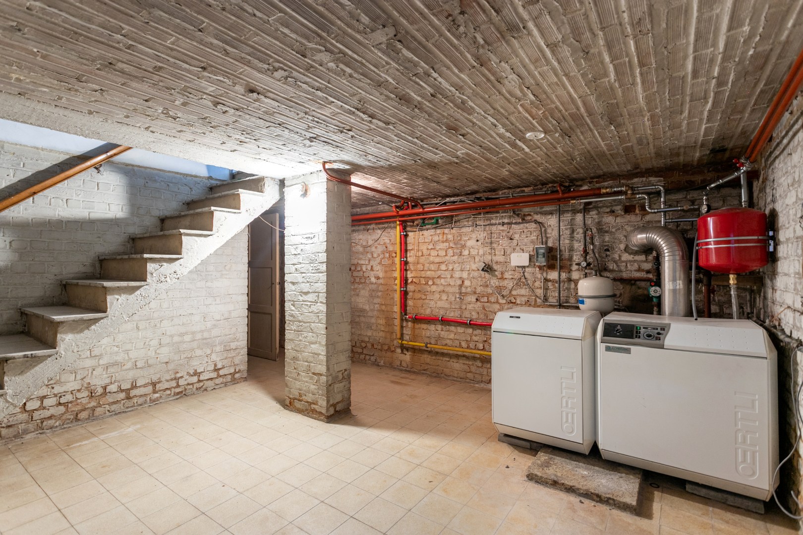 Ruime 4-gevelwoning met 4 slaapkamers, bureau, garage en tuin op 626 m² met bouwpotentieel in Halle 