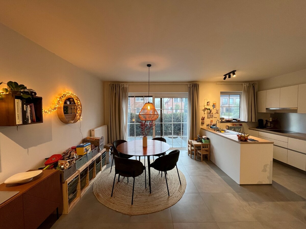 Recent, gelijkvloers 2-slpk-appartement 