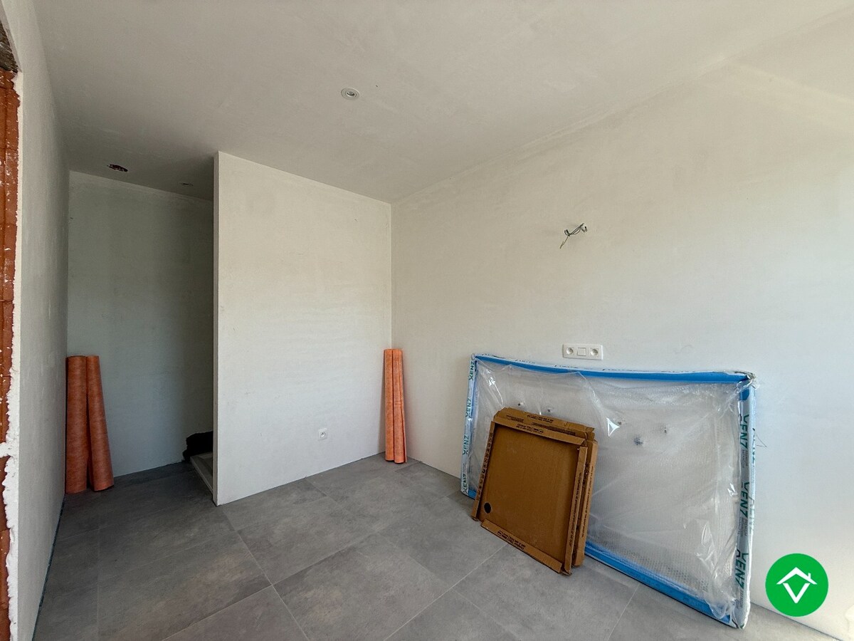 Centraal gelegen nieuwbouwwoning met 3 slaapkamers, tuin en overdekte autostaanplaats 