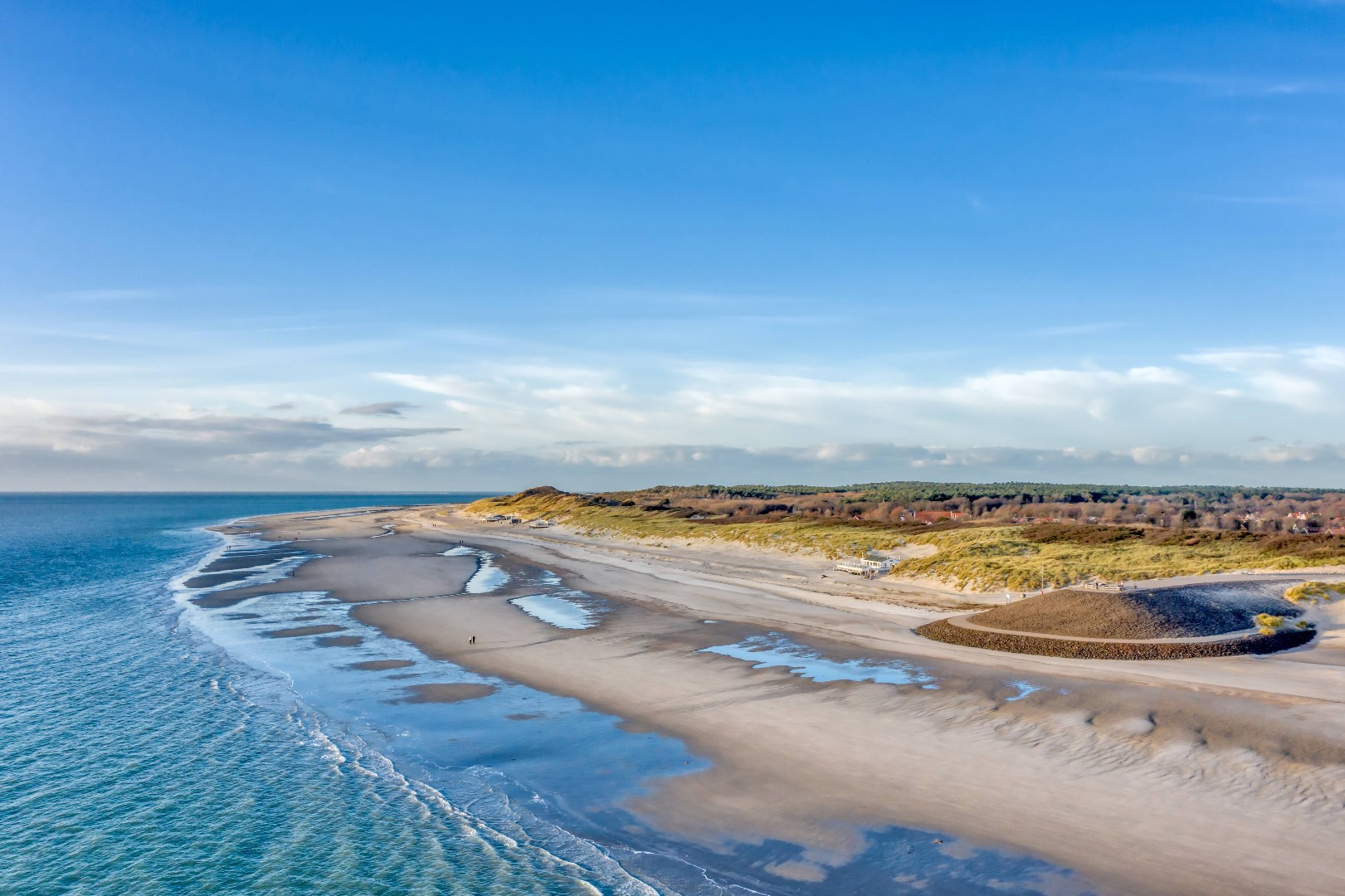 Een plek als deze komt zelden beschikbaar: een unieke combinatie van wonen tegen de duinen aan en nabij het strand en nabij de boswachterij op één van de meest geliefde plekken van de Zeeuwse kust. Bi 