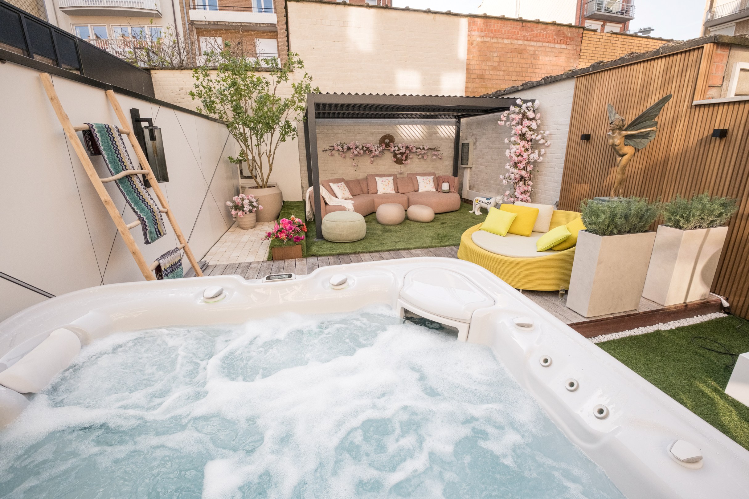 Dans un emplacement de choix, à quelques pas de la mer, se trouve cet appartement exclusif de plain-pied avec un jardin exceptionnellement spacieux et ensoleillé. Une combinaison rare de vie privée, d 