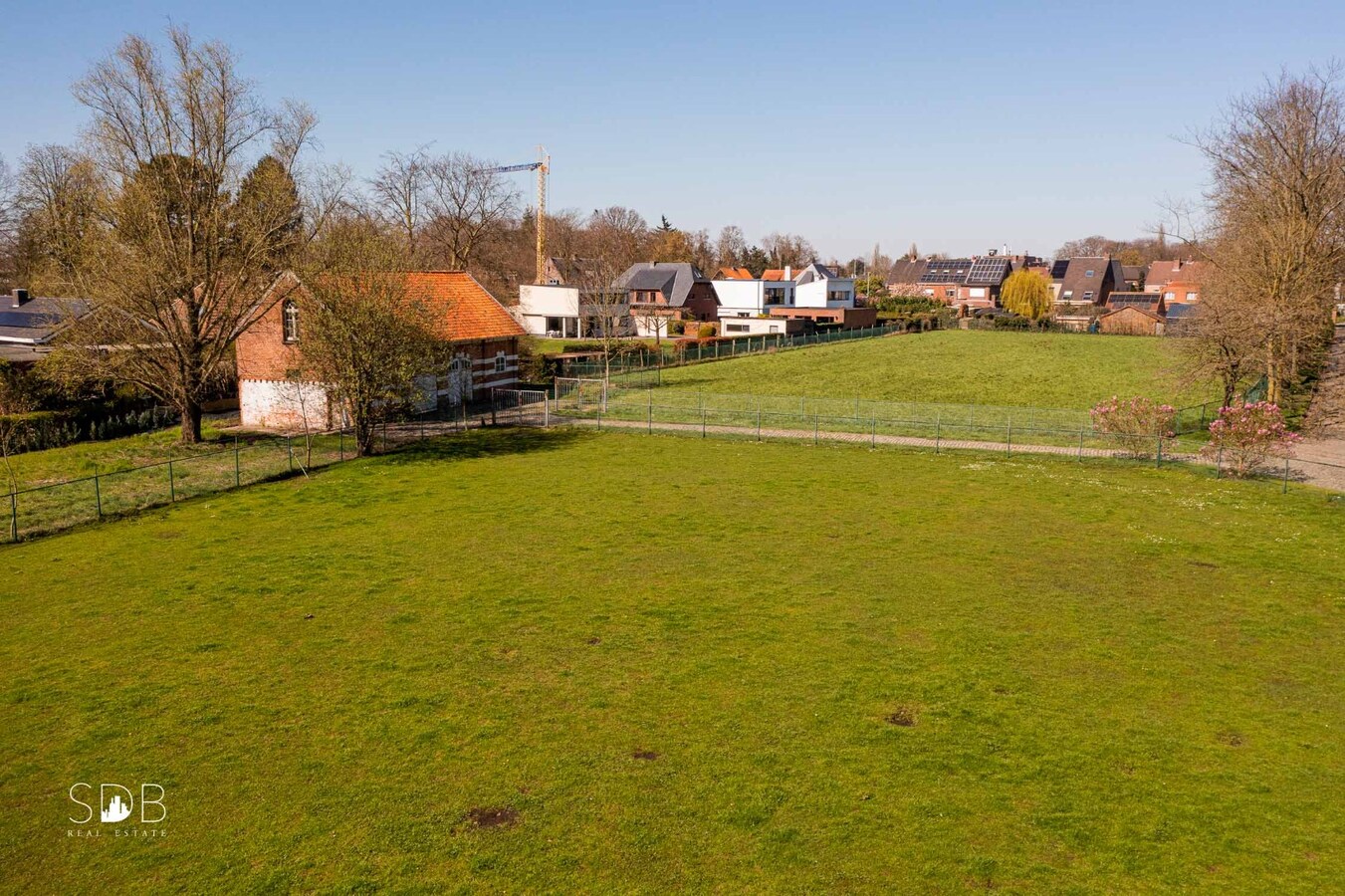 Stijlvolle villa met diverse bijgebouwen en graslanden op circa 3ha 