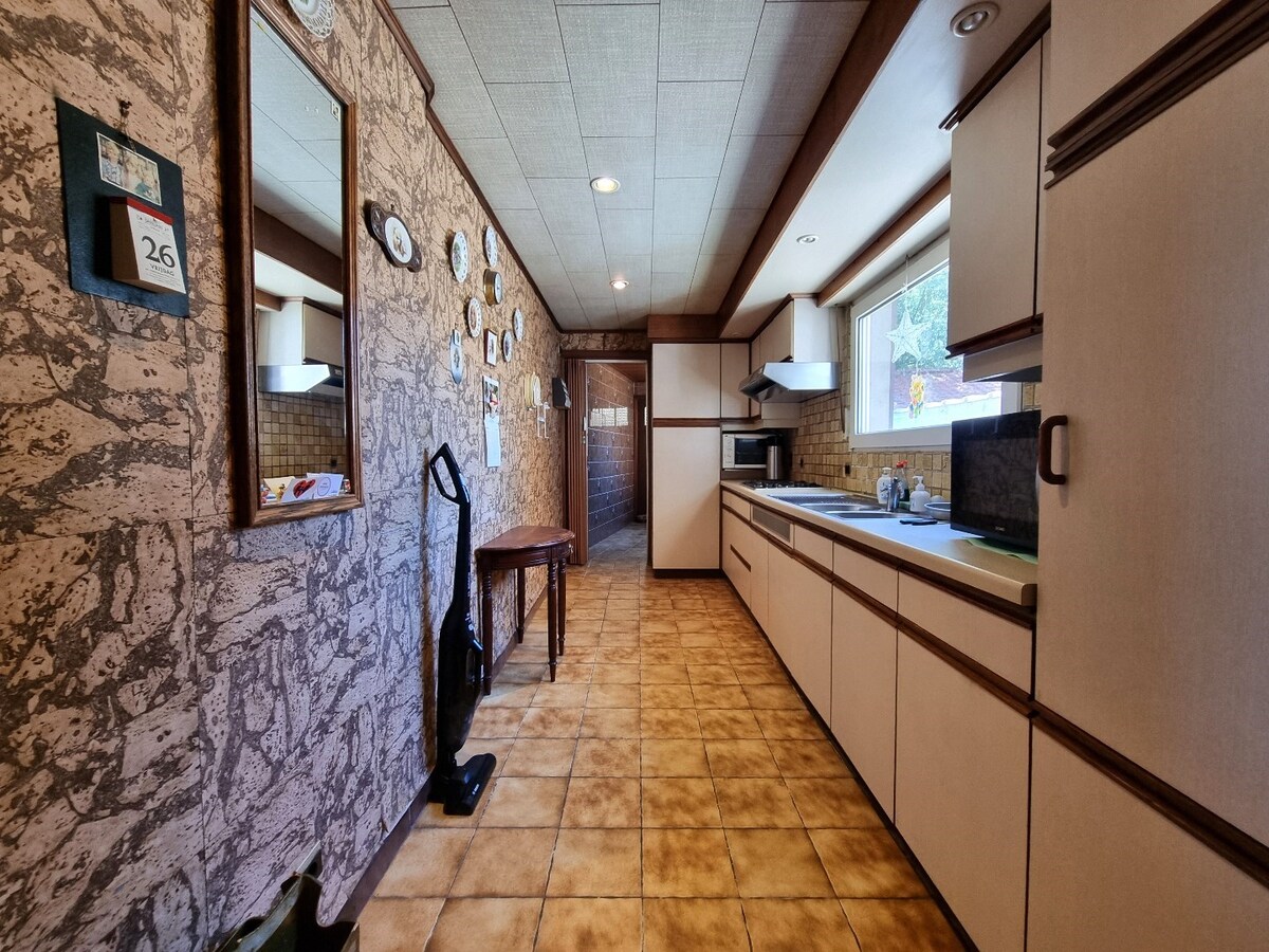 Te moderniseren woning op centrale ligging te Heist 