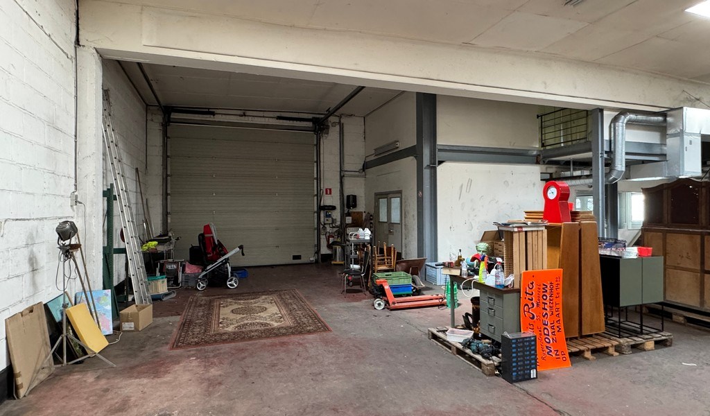 Commercieel gelegen showroom met magazijn te huur in Wetteren