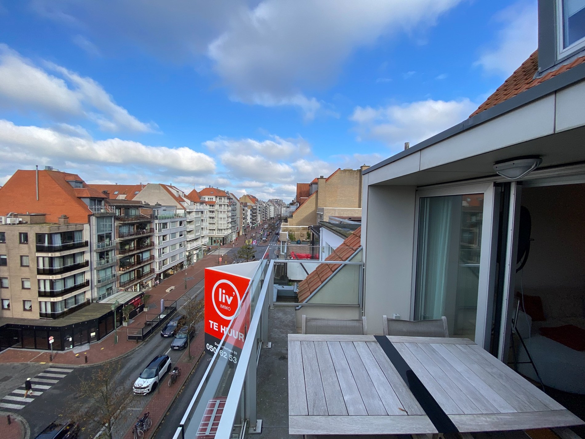 Appartement en duplex avec 3 chambres à coucher complètes et deux grandes terrasses ensoleillées offrant une vue dégagée, situé du côté ensoleillé de l'avenue Lippens. 