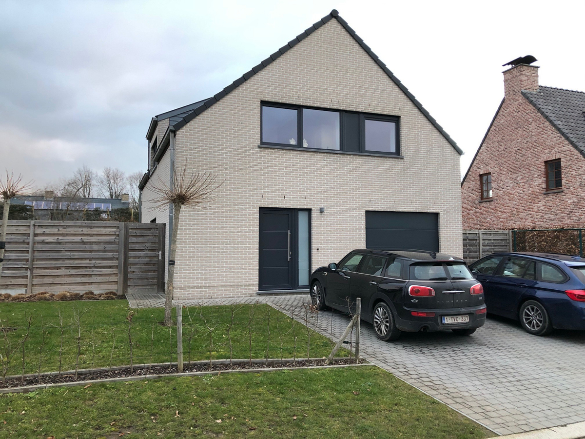 Ruime villa in residentiële wijk te Dikkelvenne 