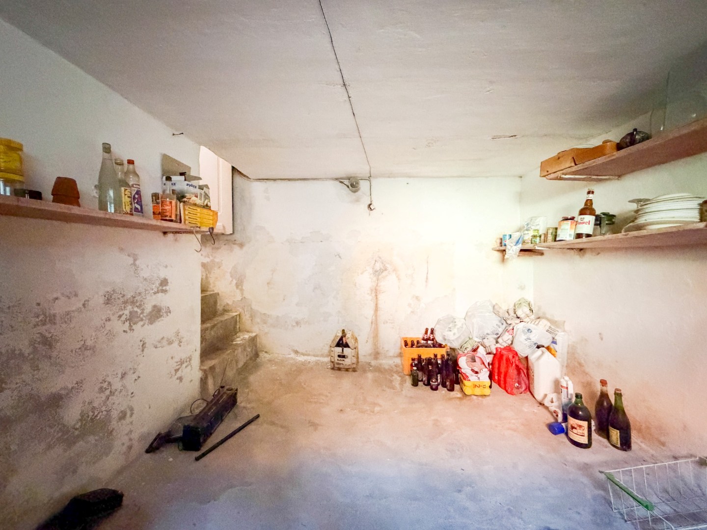 Landelijke hoeve-woning op ruim perceel, met weide en stallingen. 