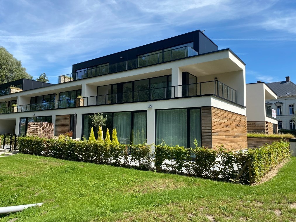 Prachtig zonnig en energievriendelijk appartement op het gelijkvloers met dubbele garage. 