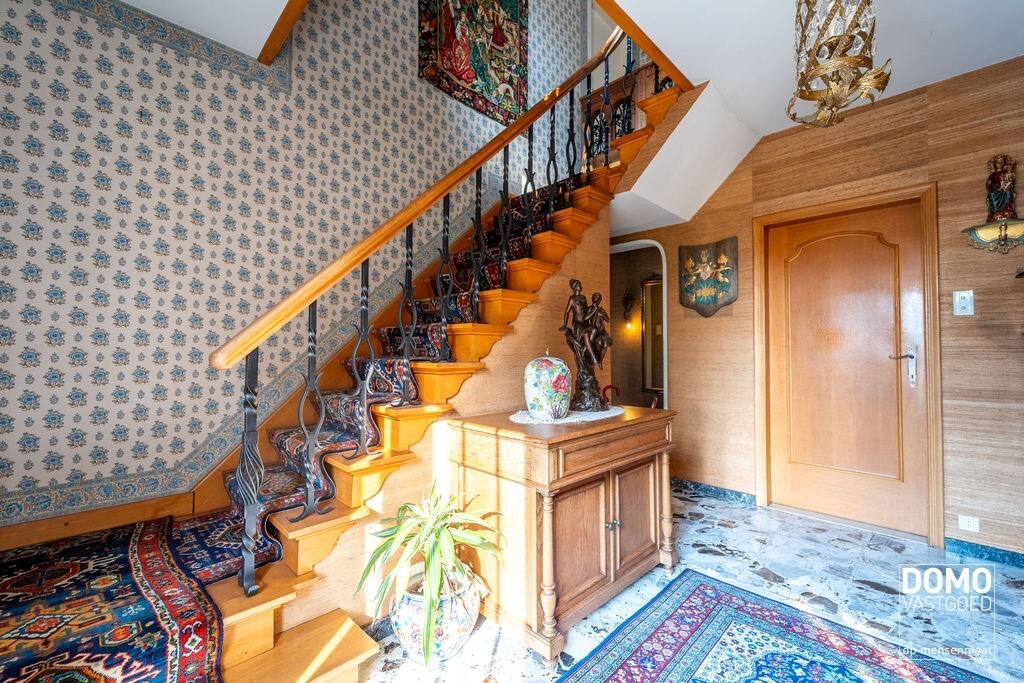 KARAKTERVOLLE, RUIME WONING MET 4 SLAAPKAMERS EN ZONNIGE TUIN TE STOKROOIE 