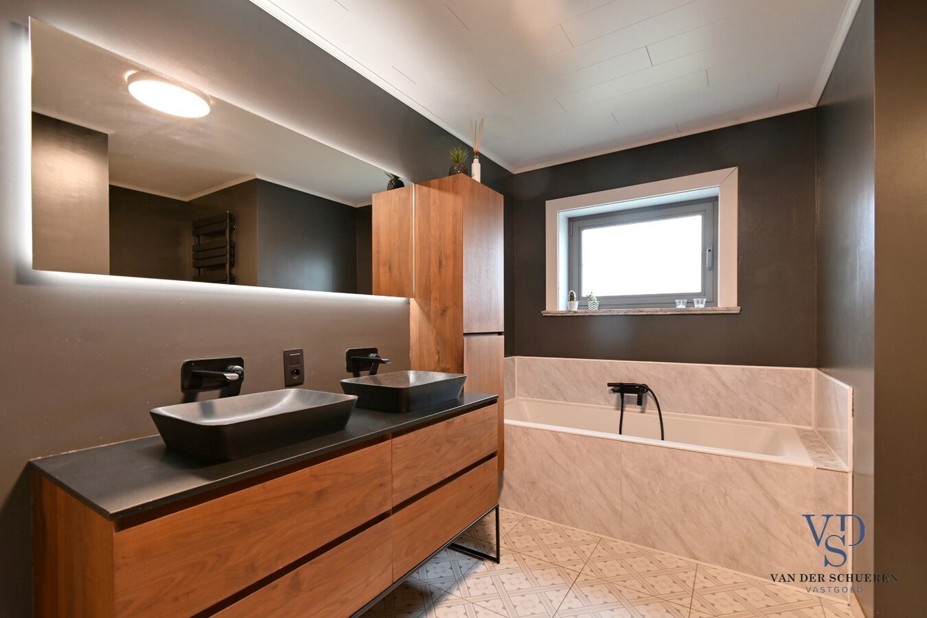 Bijzonder degelijke, instapklare ruime eigendom 