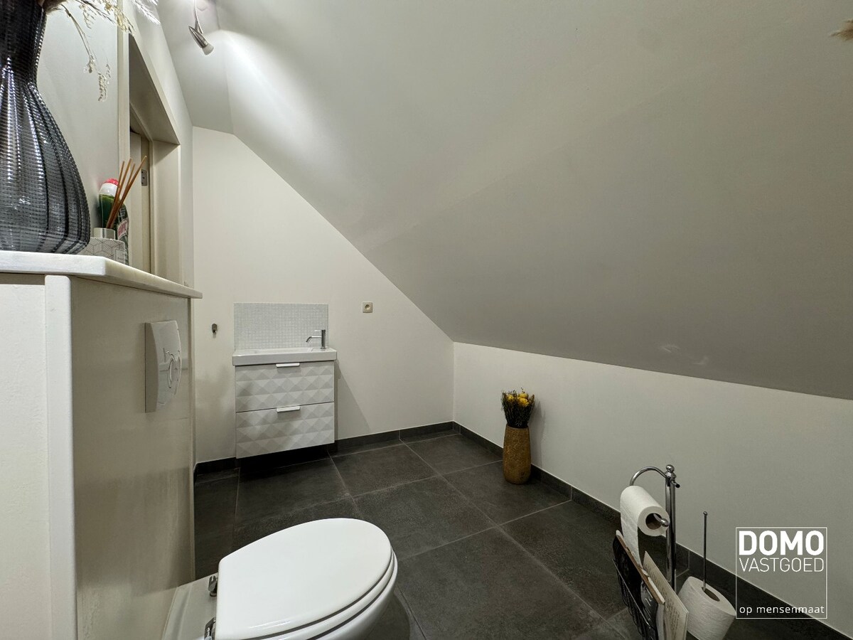 Charmante open bebouwing met 3 slaapkamers, 2 badkamers en prachtige tuin te huur 