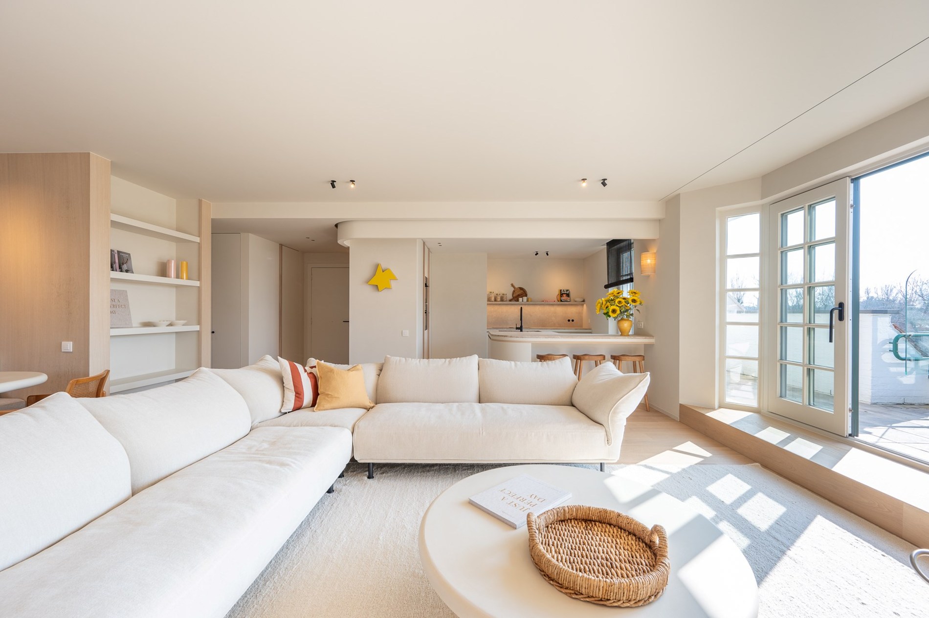 Appartement d'angle exceptionnellement rénové situé au cœur du Zoute, dans le domaine très exclusif Tennis Gardens - un parc privé d'environ 5 hectares, à proximité de la mer et à distance de marche d 