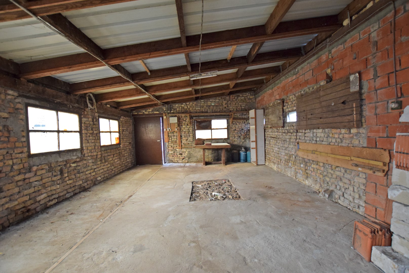 Gezellige woning te koop in Hoogstade met zongerichte tuin en zijtoegang. 