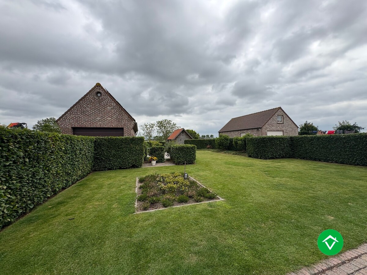 Alleenstaande woning met 4 slaapkamers en garage te Kortemark 