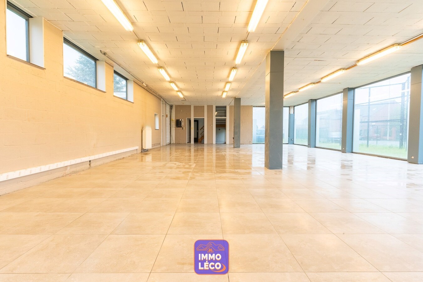 Entrepôt/Espace de stockage idéalement situé avec parking 