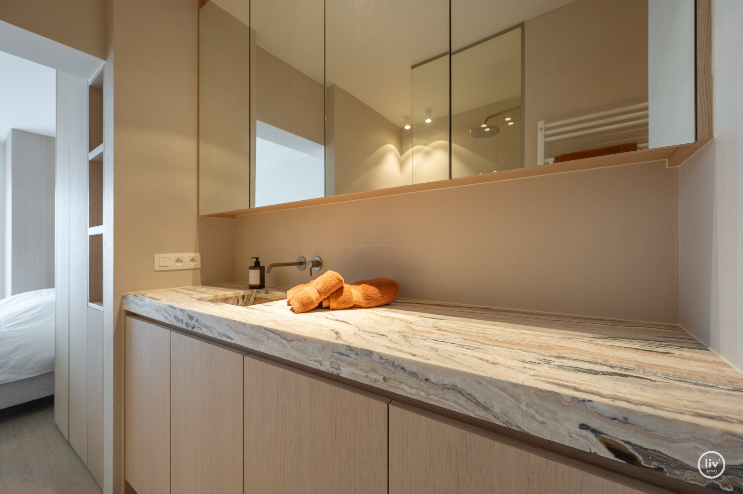 Prachtig gerenoveerd 3 slaapkamerappartement met open zichten gelegen op de Jozef Nellenslaan te Knokke. 