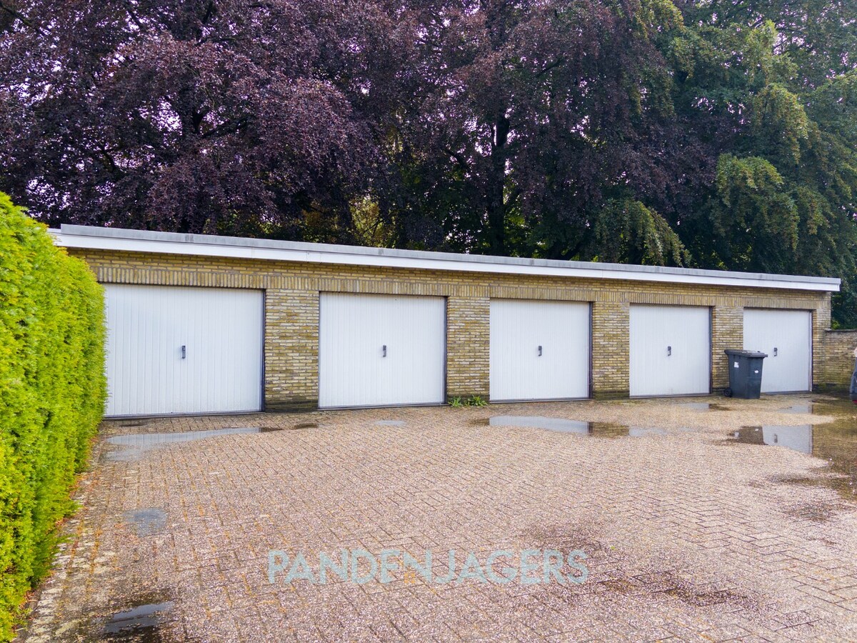 Kleinschalig gebouw met 2 appartementen en 5 garageboxen te Brasschaat 