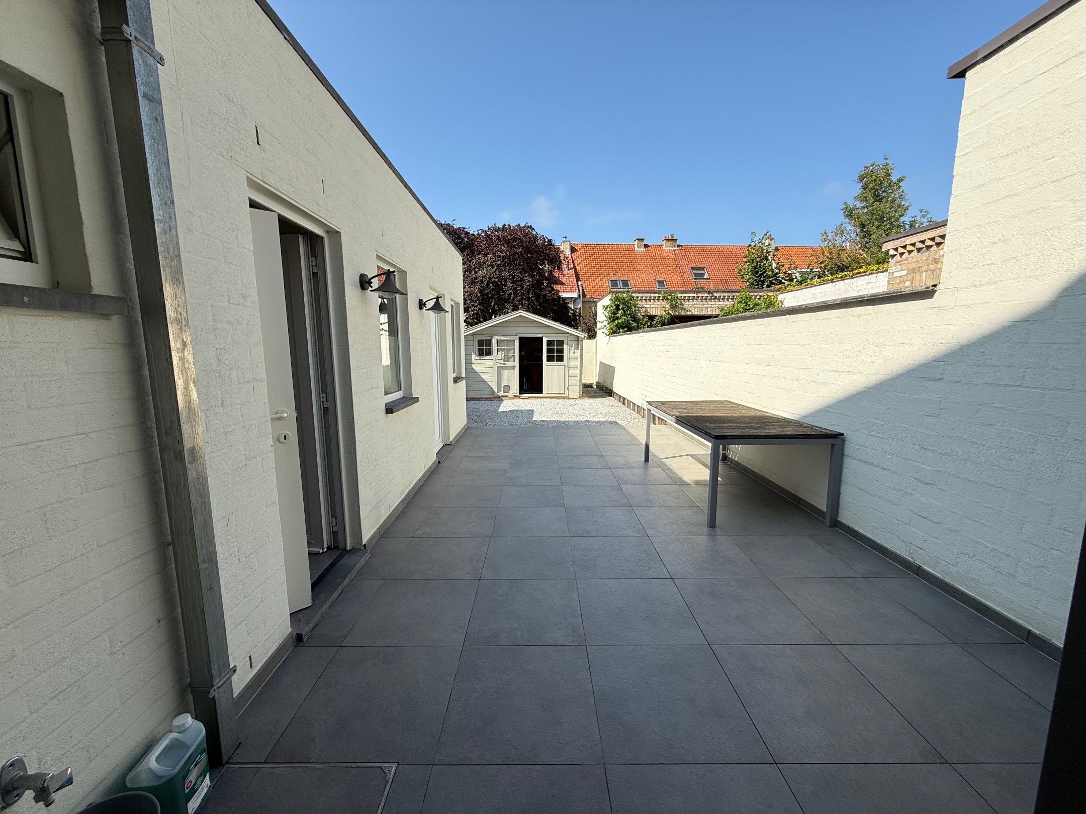 Non meublé - Maison bien entretenue avec trois chambres située dans le vieux Knokke, à distance de marche du centre commercial de Knokke et du Zoute. 