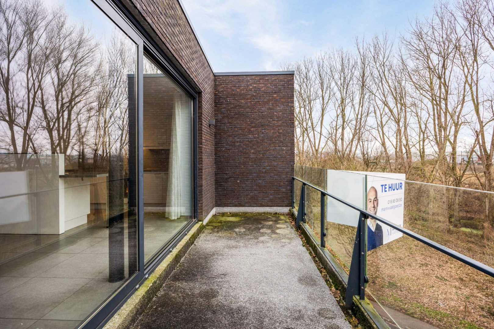 Ruim en lichtrijk appartement met 2 slaapkamers, terras en autostaanplaats vlakbij autostrade - EPC 108 kWh/m² 