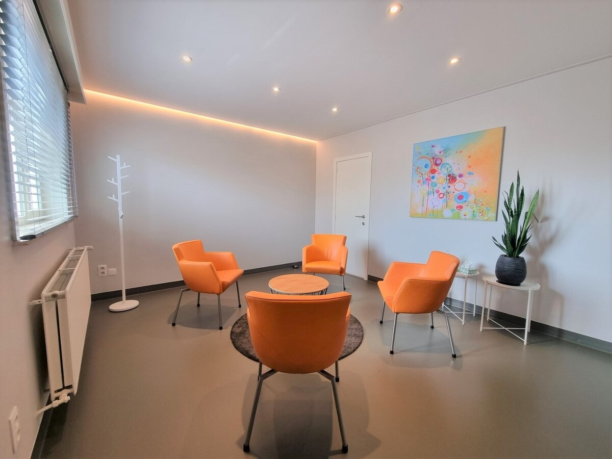 Centraal gelegen handelspand op een zichtlocatie vlakbij het centrum - Heist 