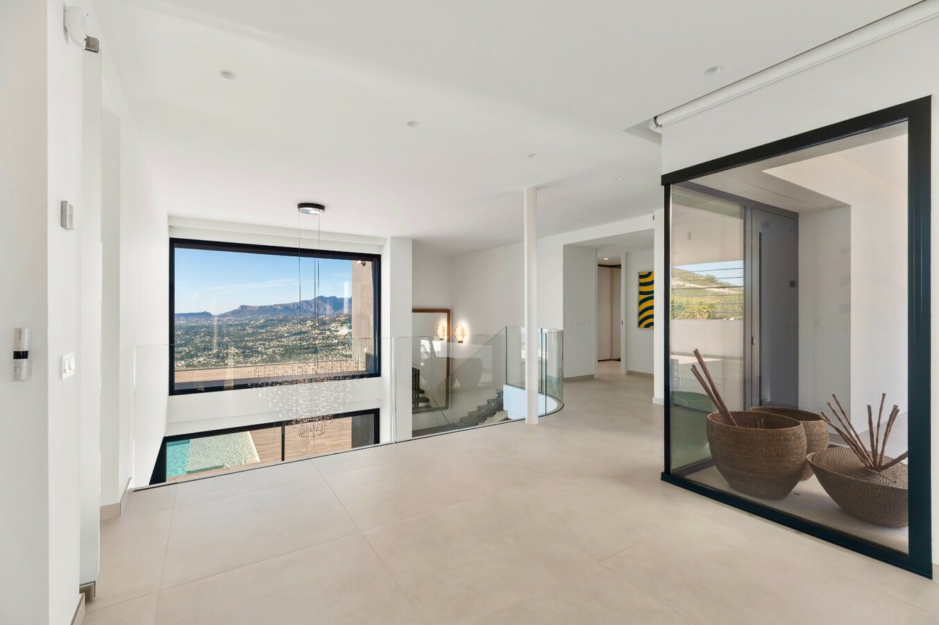 Een uitzonderlijke villa waar luxe, licht en panoramische waterzichten samenkomen. 