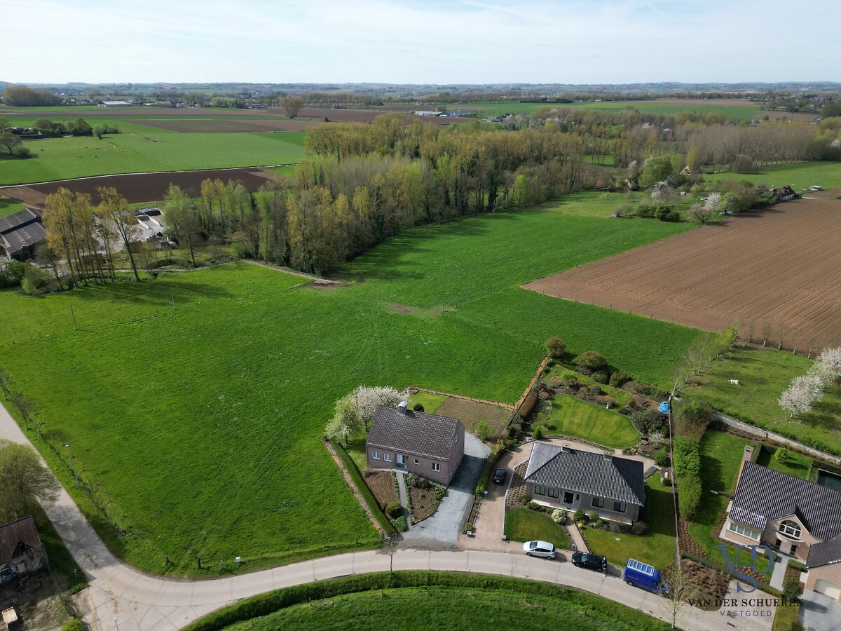 Ruime woning op unieke locatie in het groen, vlakbij Dikkele 