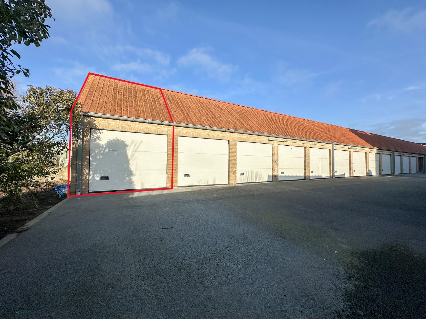 Lichtrijk gelijkvloers appartement met 2 slpk, garage en autostandplaats 