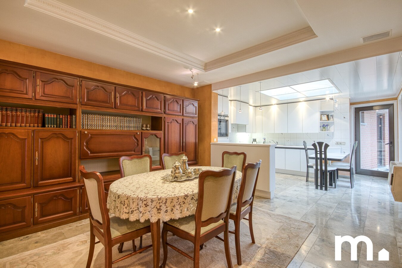 Woning met 5 slaapkamers, garage en tuin te Izegem! 