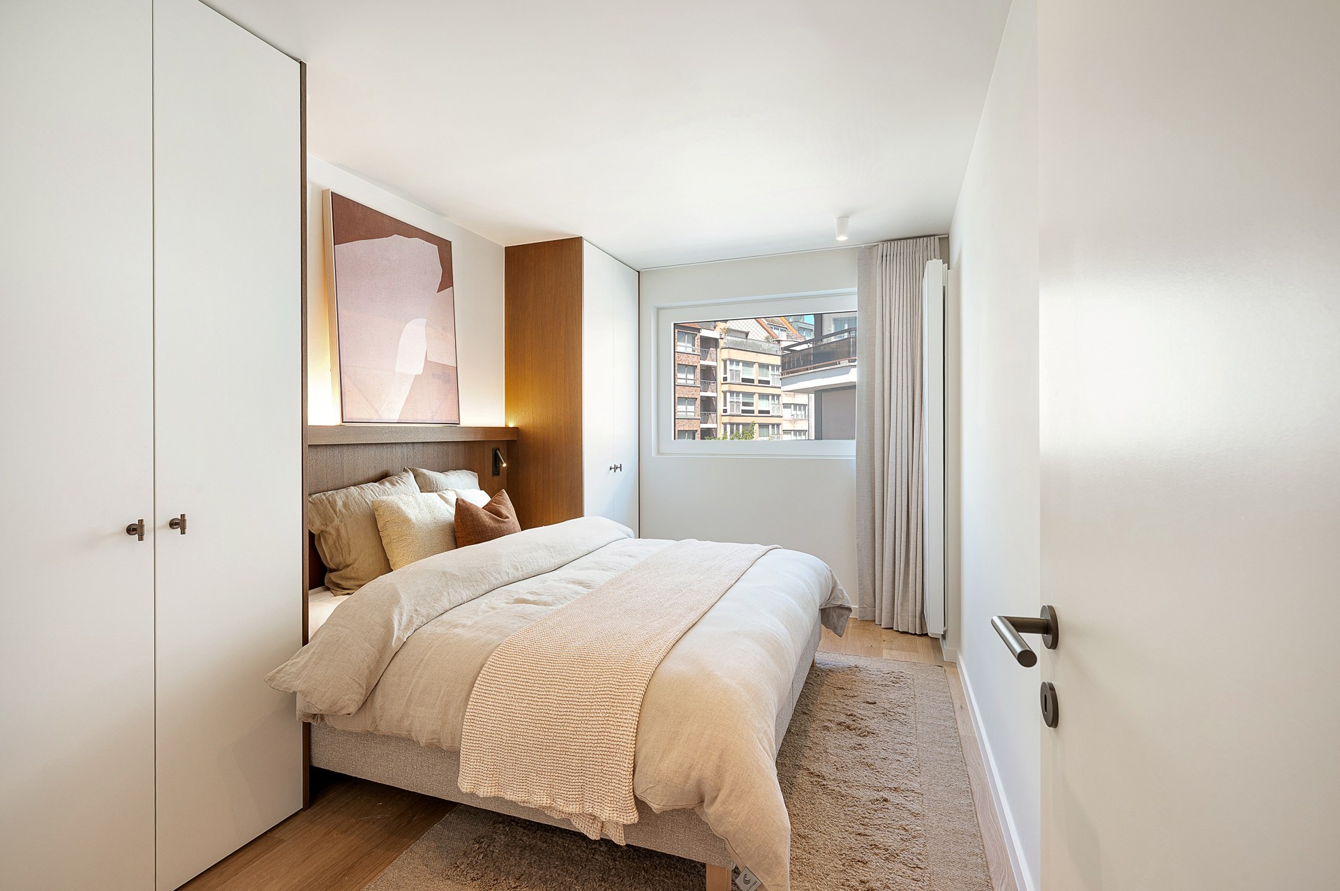 Appartement d'angle spacieux et luxueusement rénové avec des vues dégagées et une largeur de façade de plus de 16 mètres. 