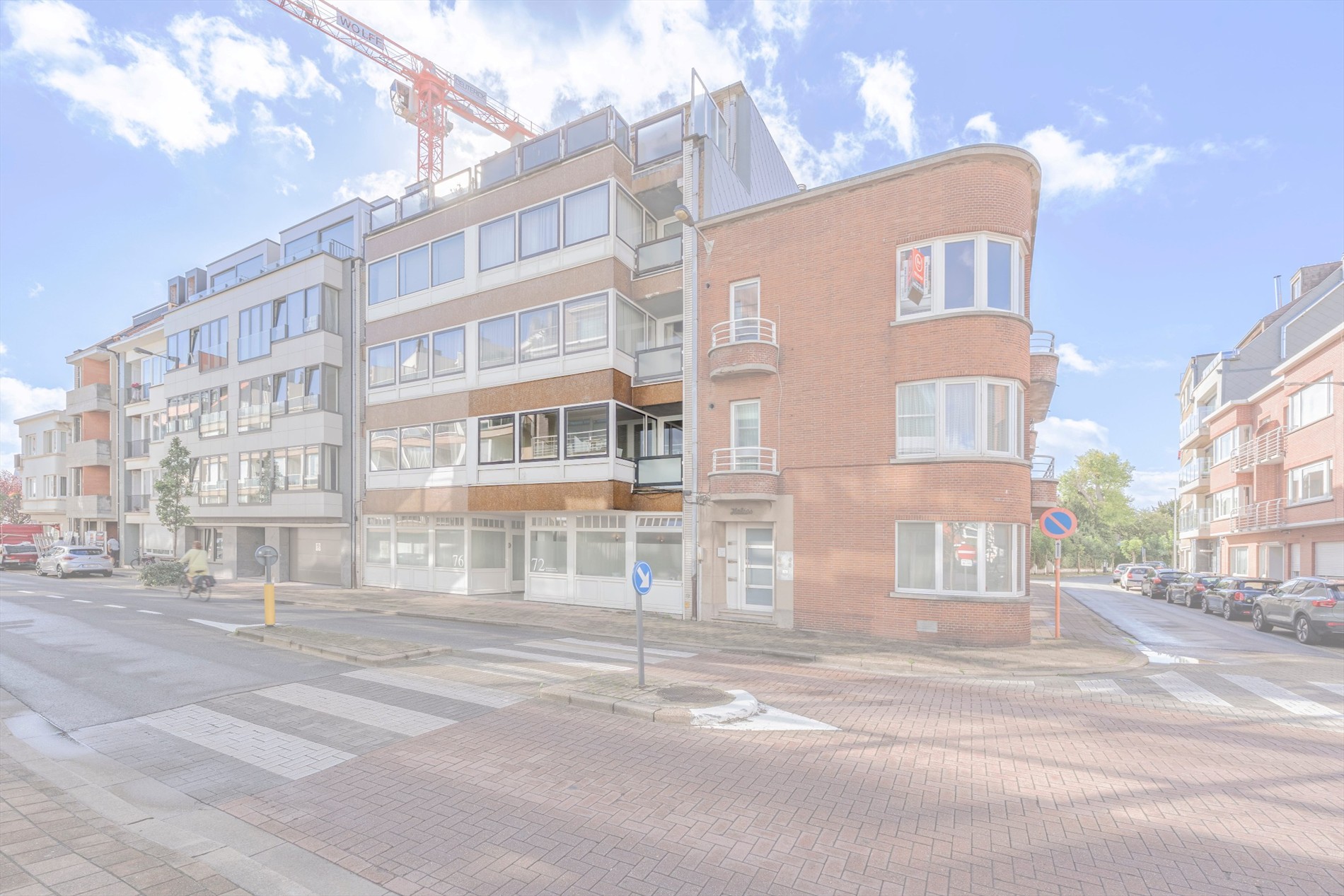 Prachtig ruim appartement met 3 slaapkamers en terras centraal gelegen op de Zoutelaan te Knokke. 