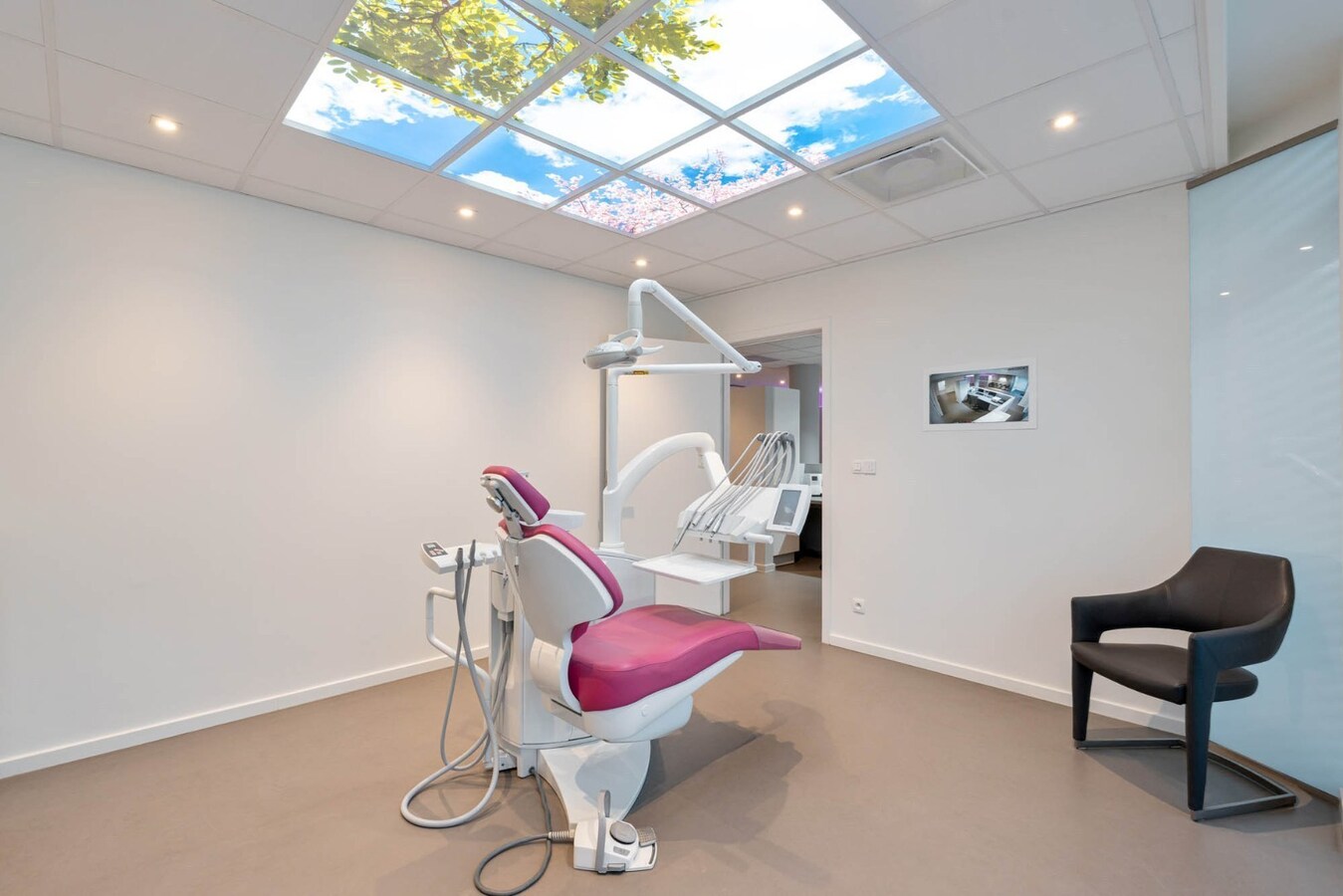 Ruim, zeer energiezuinig kantoor in het centrum van Neeroeteren met diverse mogelijkheden! 