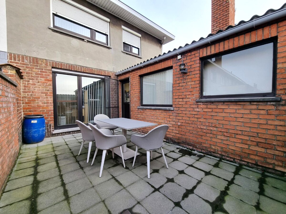 Halfopen woning met garage en dubbele oprit te Heist 