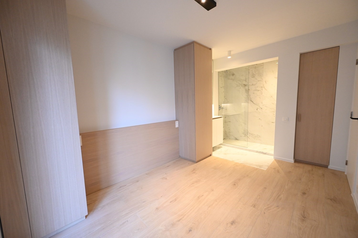 Non meublé - Neuf - Appartement luxueusement rénové avec 3 chambres et une vue dégagée sur la place du Bourgmestre Frans Desmidt. 