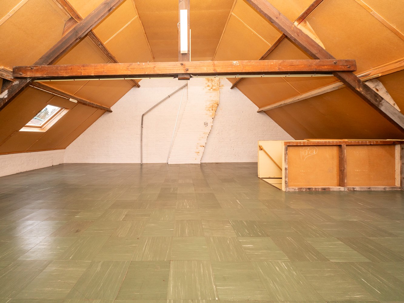 Ruime woning met 5 kamers (mogelijk) en open zicht 