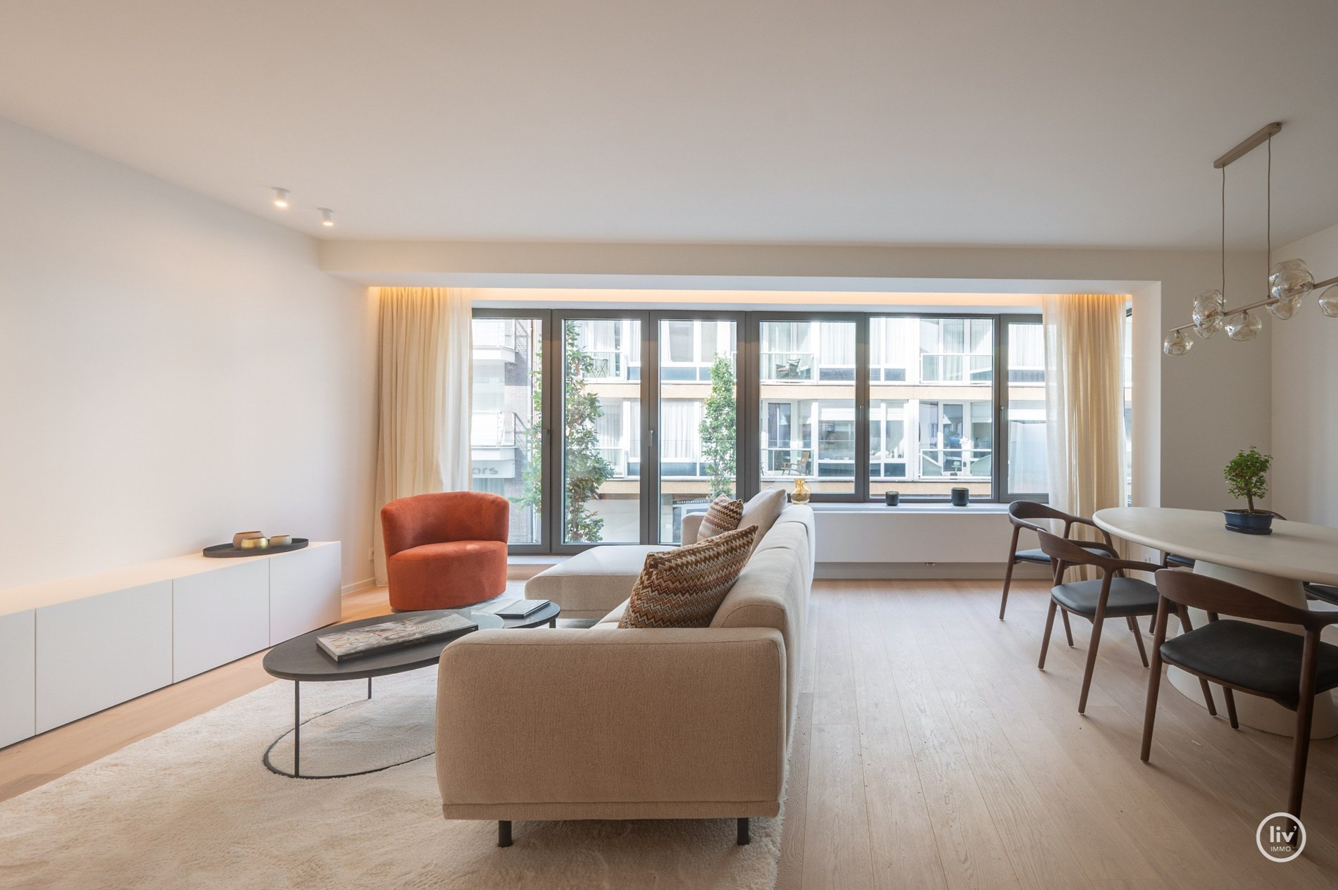 Résidence Akropolis : appartement rénové (largeur de façade d'environ 7 m) à vendre situé dans l'avenue Zoutelaan à Knokke, dans un bâtiment entièrement rénové tant à l'intérieur qu'à l'extérieur. 