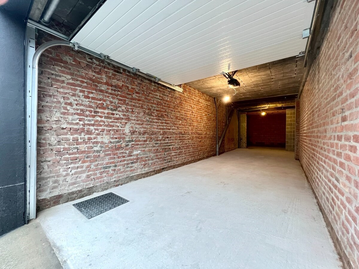 Garage/ mini entrepôt de +/- 50 m2 avec porte sectionnelle motorisée 