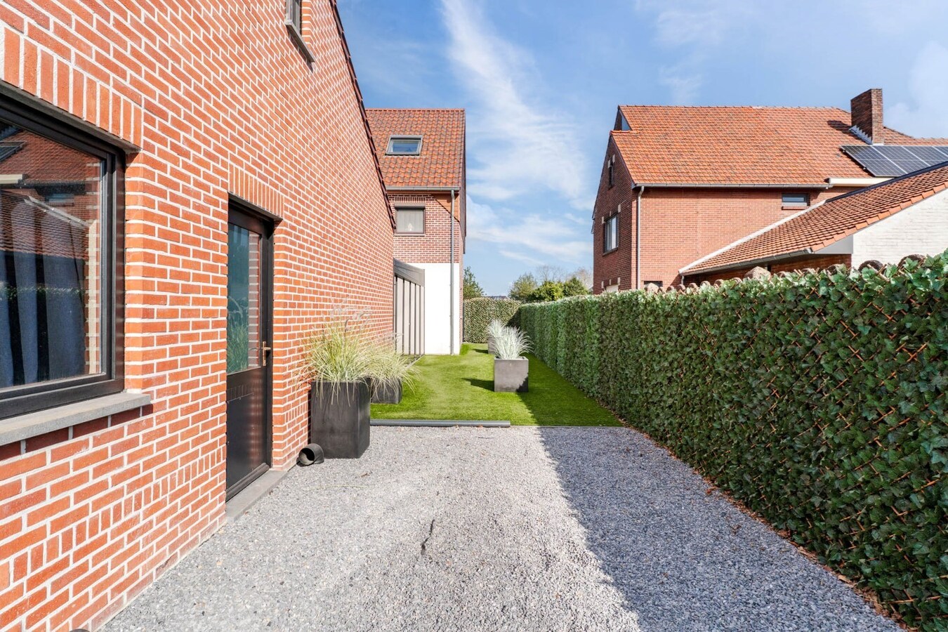 Gerenoveerde, goed onderhouden woning nabij het centrum van Bree mét een grote garage/werkplaats bereikbaar langs de Filterstraat aan de achterzijde van de woning! 